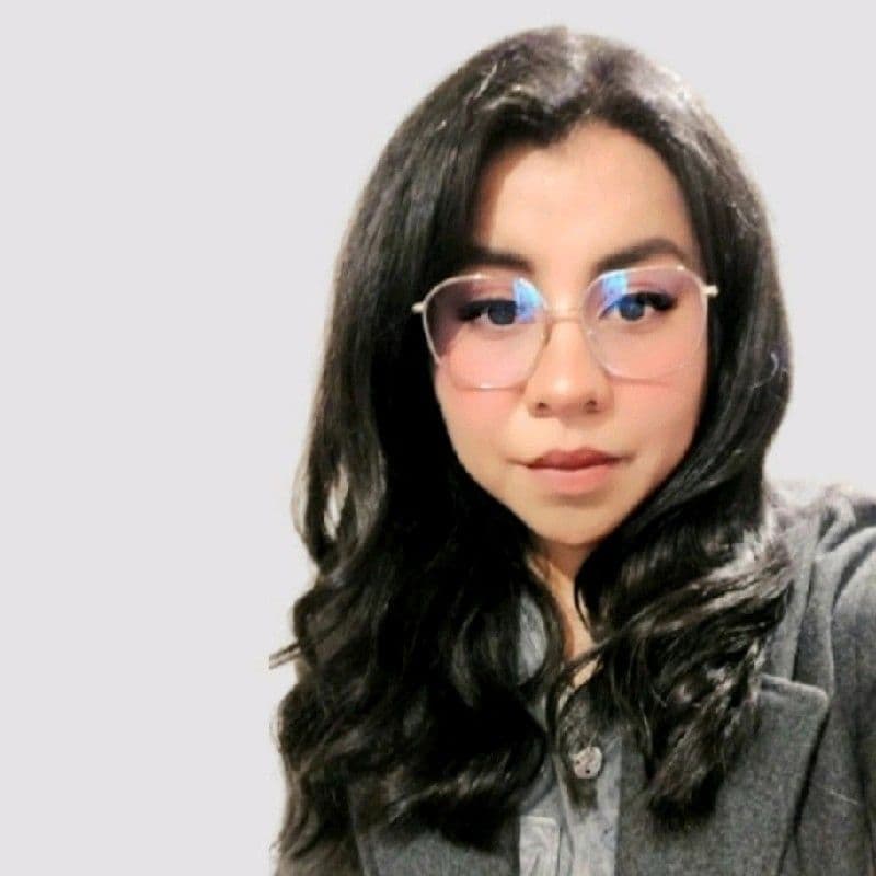 Nayeli R